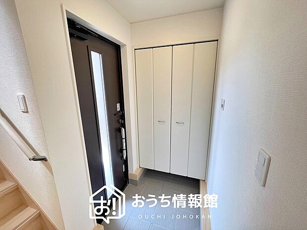 【現地写真(玄関)】玄関には、大型のシューズ収納を設置しています。