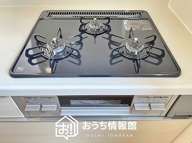 【ビルトインコンロ】フラットな構造で清掃性が高く、過熱防止センサー付3口タイプで日頃の家事も快適です。