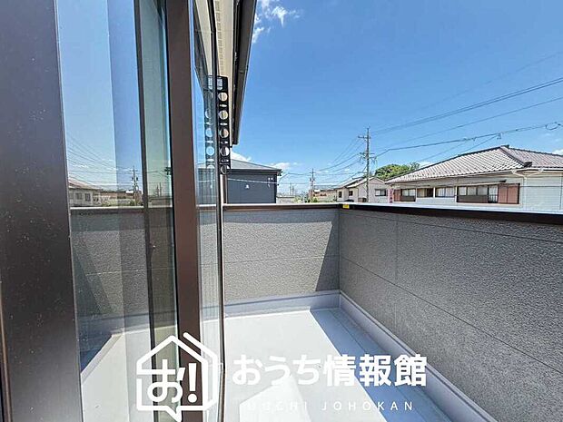 【バルコニー】奥行きが広く、洗濯物をゆったりと干せる十分な広さで、家族の洗濯も捗ります。