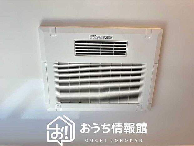 【電気式浴室暖房換気乾燥機】寒い冬場はあたたかく、暑い夏場は扇風機のような心地よさです。
雨の日は、浴室が衣類乾燥スペースになります。