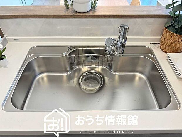 【浄水器内臓型ハンドシャワー付シンク】傷や汚れが付きにくい静音仕様の全面エンボス加工シンク。
また、蛇口の先端に浄水器を内蔵。浄水シャワーが使える毎分4リットルのたっぷり浄水。
