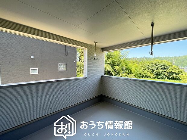 【バルコニー】奥行きが広く、洗濯物をゆったりと干せる十分な広さで、家族の洗濯も捗ります。