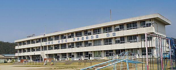 川辺町立川辺東小学校(約1,100m)