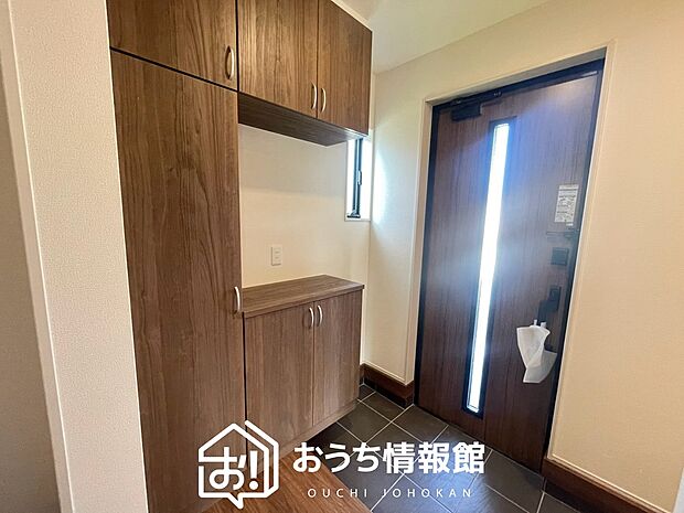 【現地写真(玄関)】玄関には、大型のシューズ収納を設置しています。