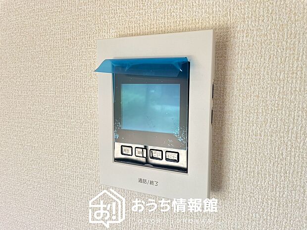 【TVモニター付インターホン】録画機能付きで、自動録画のほか、手動録画もできます。
受話、呼出音量の調整、明るさ調整が可能です。また、来訪者をズーム機能でズームアップして確認できます。