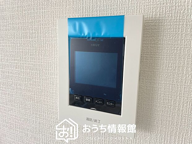 【TVモニター付インターホン】手放し通話ができ、送話表示灯で送話・受話状態が確認できます。
映像と音声で玄関先の様子をチェックできるモニター機能や、夜間の訪問者の顔も確認できるLEDライトを装備しています。