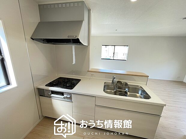 【現地写真(キッチン)】収納たっぷりのシステムキッチン、浄水器付水栓を標準装備しています。