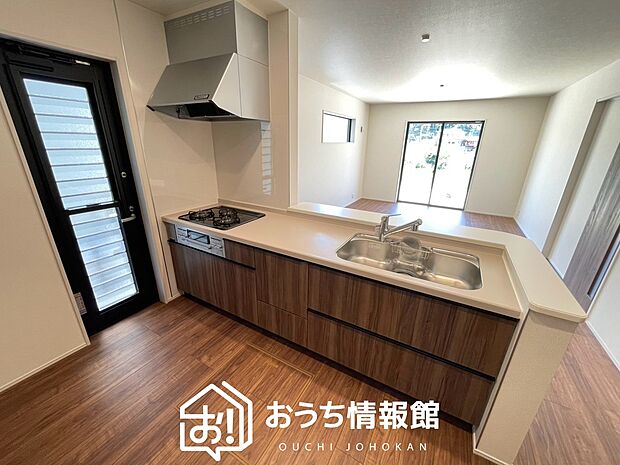 【現地写真(キッチン)】収納たっぷりのシステムキッチン、浄水器付水栓を標準装備しています。