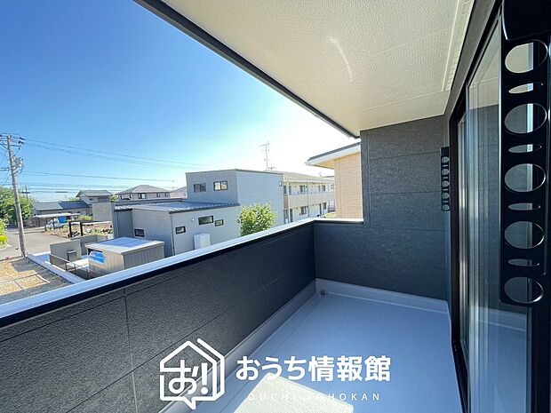 【バルコニー】奥行きが広く、洗濯物をゆったりと干せる十分な広さで、家族の洗濯も捗ります。