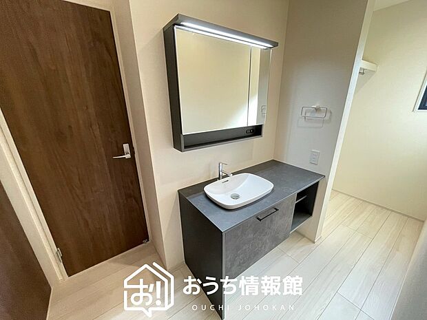【洗面台・洗面所】鏡の両サイドは、必要なものを取出しやすく、大きな鏡面で朝の準備も快適。
使いやすいリフトアップ機能付きのシングルレバーシャワー水栓付です。