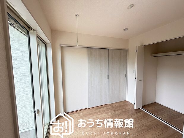 【現地写真(寝室)】木目の美しさを際立たせるシンプルデザインの建具を使用しています。
