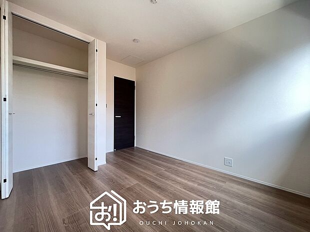 【現地写真(洋室)】木目の美しさを際立たせるシンプルデザインの建具を使用しています。