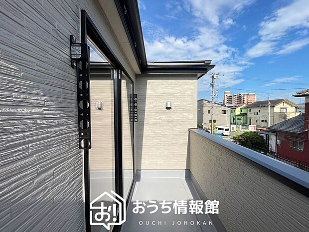 【バルコニー】奥行きが広く、洗濯物をゆったりと干せる十分な広さで、家族の洗濯も捗ります。