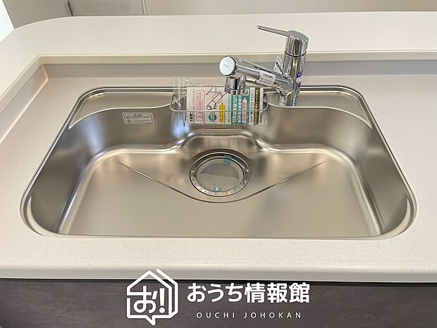 【浄水器内臓型ハンドシャワー付シンク】傷や汚れが付きにくい静音仕様の全面エンボス加工シンク。
また、蛇口の先端に浄水器を内蔵。浄水シャワーが使える毎分4リットルのたっぷり浄水。