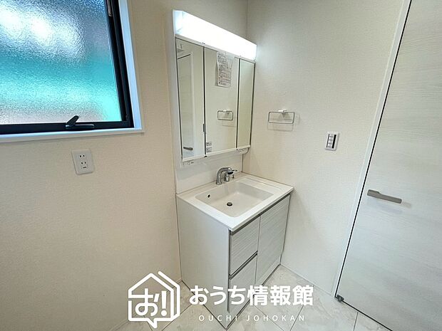 【洗面台・洗面所】鏡の両サイドは、必要なものを取出しやすく、大きな鏡面で朝の準備も快適。
使いやすいリフトアップ機能付きのシングルレバーシャワー水栓付です。