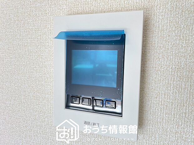 【TVモニター付インターホン】録画機能付きで、自動録画のほか、手動録画もできます。
受話、呼出音量の調整、明るさ調整が可能です。また、来訪者をズーム機能でズームアップして確認できます。