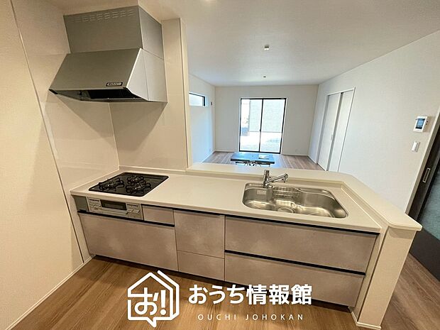 【現地写真(キッチン)】収納たっぷりのシステムキッチン、浄水器付水栓を標準装備しています。