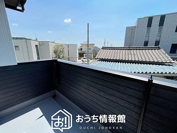 【バルコニー】奥行きが広く、洗濯物をゆったりと干せる十分な広さで、家族の洗濯も捗ります。