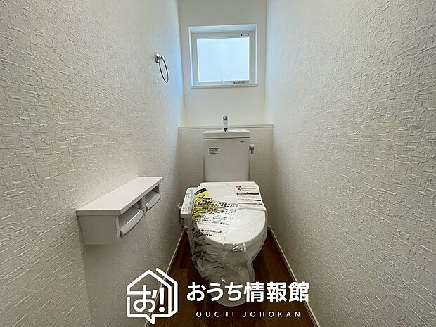 【トイレ】汚れてもサッとひと拭きでお手入れ簡単、エコ仕様の温水洗浄便座付きのトイレです。
バリアフリーにも配慮しています。