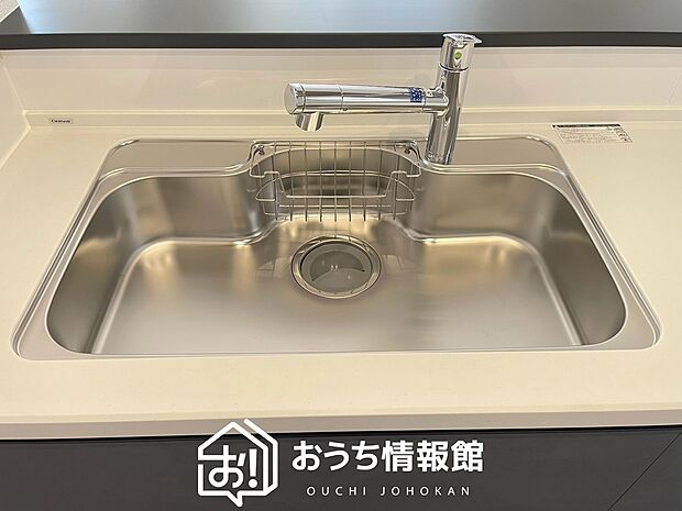 【浄水器内臓ハンドシャワー付シンク】広々とした凸型シンクに洗剤ポケットを標準装備。すっきり収納できます。
また、蛇口の先端に浄水器を内蔵しているため場所をとりません。