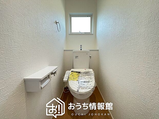 【トイレ】汚れてもサッとひと拭きでお手入れ簡単、エコ仕様の温水洗浄便座付きのトイレです。
バリアフリーにも配慮しています。