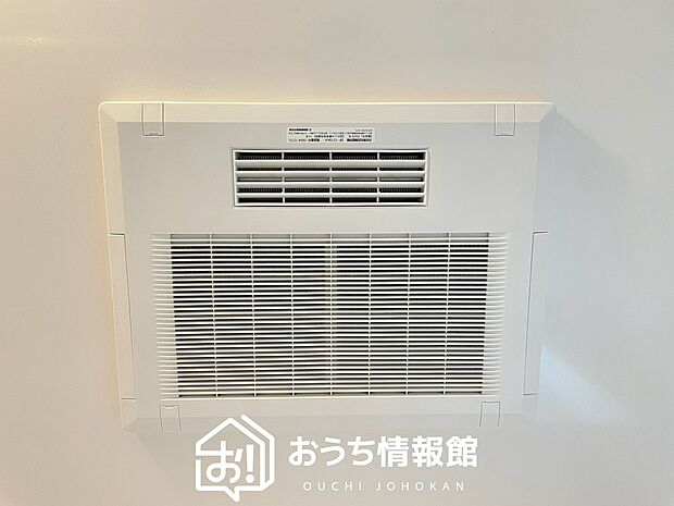 【浴室暖房換気乾燥機】寒い冬場はあたたかく、暑い夏場は扇風機のような心地よさです。
雨の日は、浴室が衣類乾燥スペースになります。