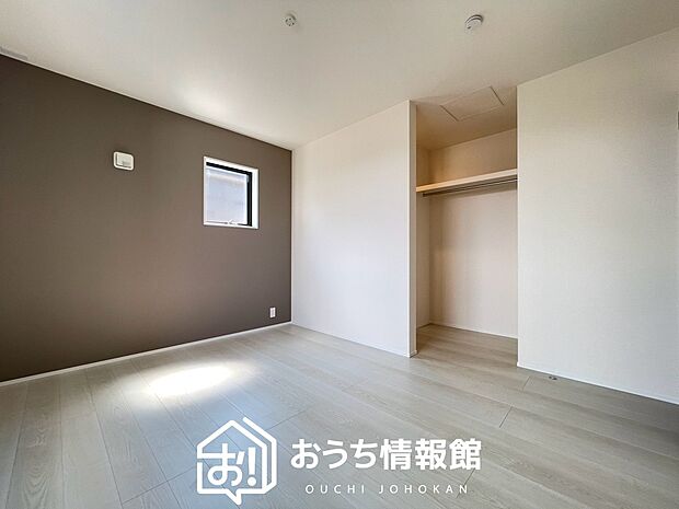 【現地写真（寝室）】木目の美しさを際立たせるシンプルデザインの建具を使用しています。