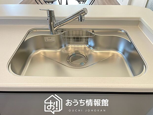 【浄水器内臓型ハンドシャワー付シンク】傷や汚れが付きにくい静音仕様の全面エンボス加工シンク。
また、蛇口の先端に浄水器を内蔵。浄水シャワーが使える毎分4リットルのたっぷり浄水。