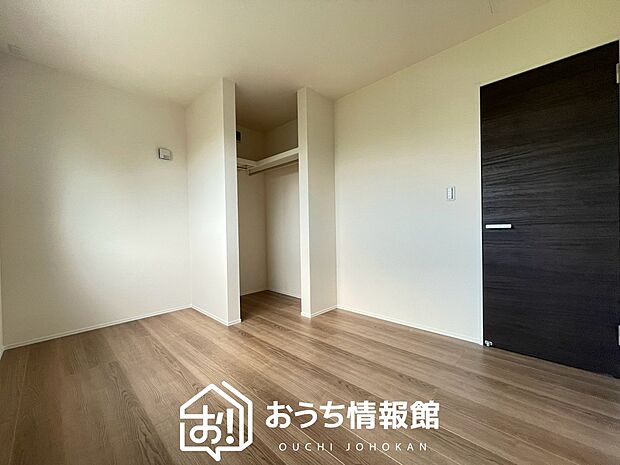 【現地写真(洋室) 】木目の美しさを際立たせるシンプルデザインの建具を使用しています。