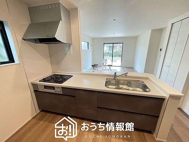【現地写真(キッチン)】収納たっぷりのシステムキッチン、浄水器付水栓を標準装備しています。