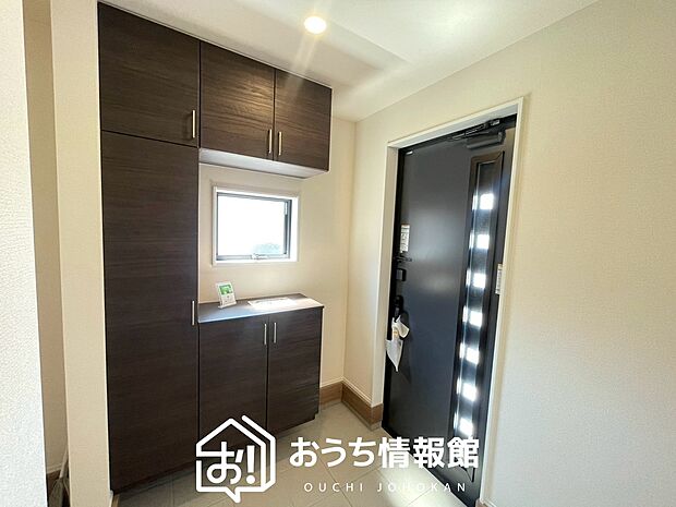 【現地写真(玄関)】玄関には、大型のシューズ収納を設置しています。