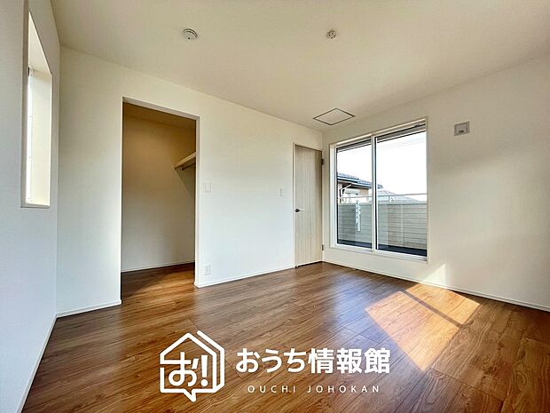 【現地写真（寝室）】木目の美しさを際立たせるシンプルデザインの建具を使用しています。