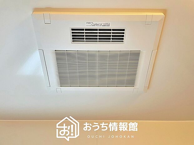 【浴室暖房換気乾燥機】寒い冬場はあたたかく、暑い夏場は扇風機のような心地よさです。
雨の日は、浴室が衣類乾燥スペースになります。