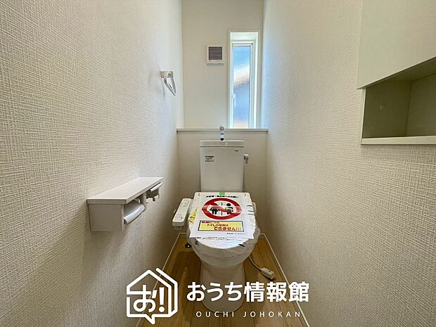 【トイレ】汚れてもサッとひと拭きでお手入れ簡単、エコ仕様の温水洗浄便座付きのトイレです。
バリアフリーにも配慮しています。