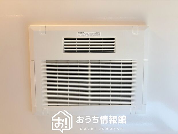 【電気式浴室暖房換気乾燥機】寒い冬場はあたたかく、暑い夏場は扇風機のような心地よさです。
雨の日は、浴室が衣類乾燥スペースになります。