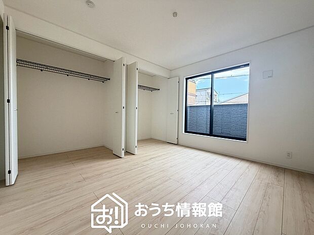 【現地写真(寝室)】木目の美しさを際立たせるシンプルデザインの建具を使用しています。