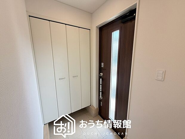 【現地写真(玄関)】玄関には、大型のシューズ収納を設置しています。