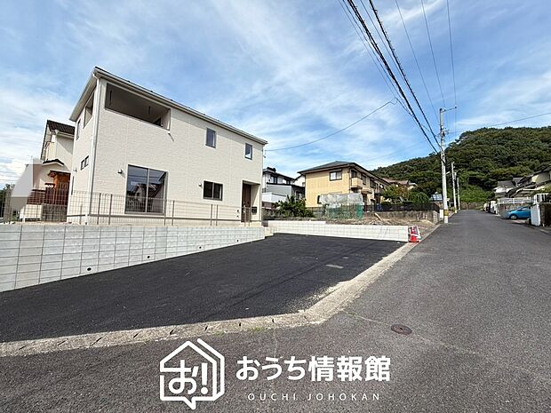 【現地写真(前道含む外観)】健康被害に配慮したもっとも安全性の高い建材を採用し、シックハウス対策をしております。