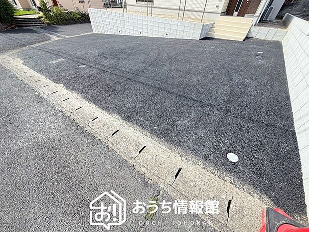 【現地写真(駐車場)】駐車スペースが広く、運転が苦手な方も安心です。