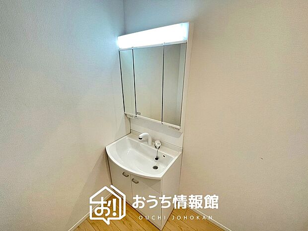 【洗面台・洗面所】鏡の両サイドは、必要なものを取出しやすく、大きな鏡面で朝の準備も快適。
使いやすいリフトアップ機能付きのシングルレバーシャワー水栓付です。