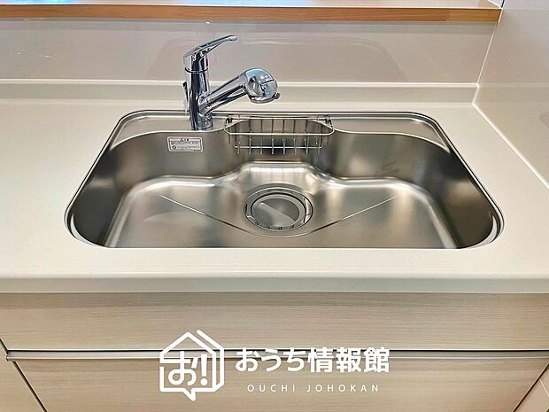 【浄水器内臓ハンドシャワー付シンク】広々とした凸型シンクに洗剤ポケットを標準装備。すっきり収納できます。
また、蛇口の先端に浄水器を内蔵しているため場所をとりません。