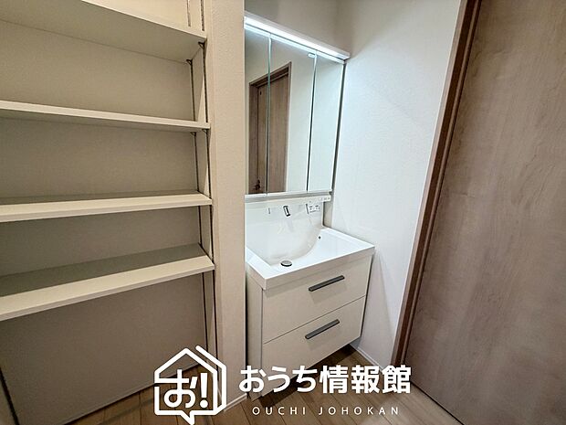 【洗面台・洗面所】鏡の両サイドは、必要なものを取出しやすく、大きな鏡面で朝の準備も快適。
使いやすいリフトアップ機能付きのシングルレバーシャワー水栓付です。