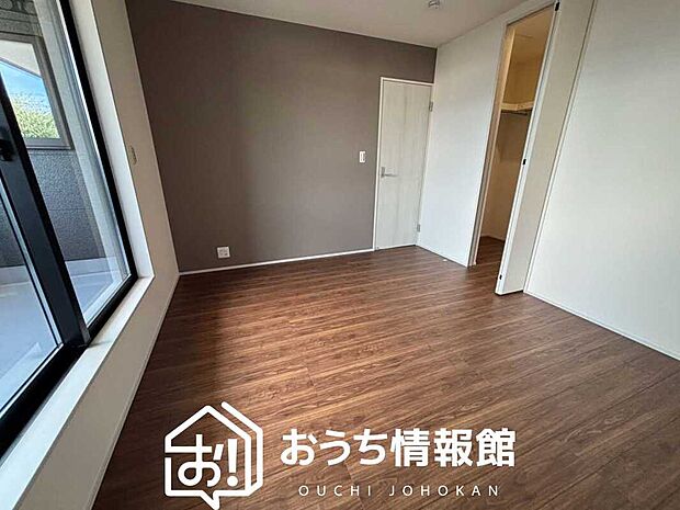 【現地写真（寝室）】木目の美しさを際立たせるシンプルデザインの建具を使用しています。