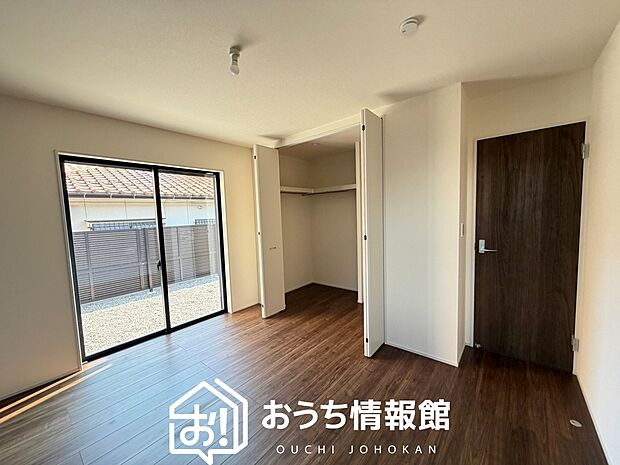 【現地写真（寝室）】木目の美しさを際立たせるシンプルデザインの建具を使用しています。

