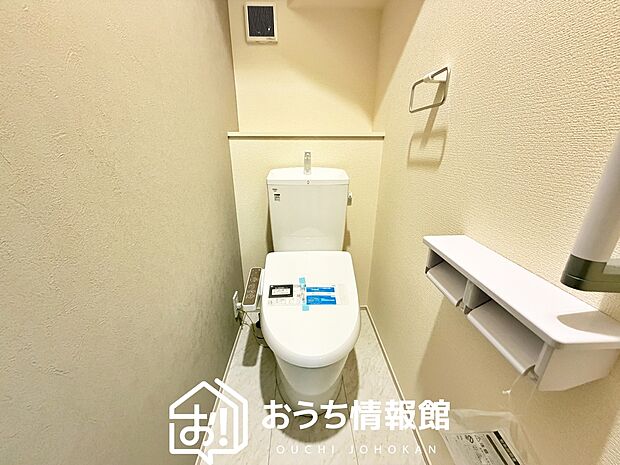 【トイレ】汚れてもサッとひと拭きでお手入れ簡単、エコ仕様の温水洗浄便座付きのトイレです。
バリアフリーにも配慮しています。