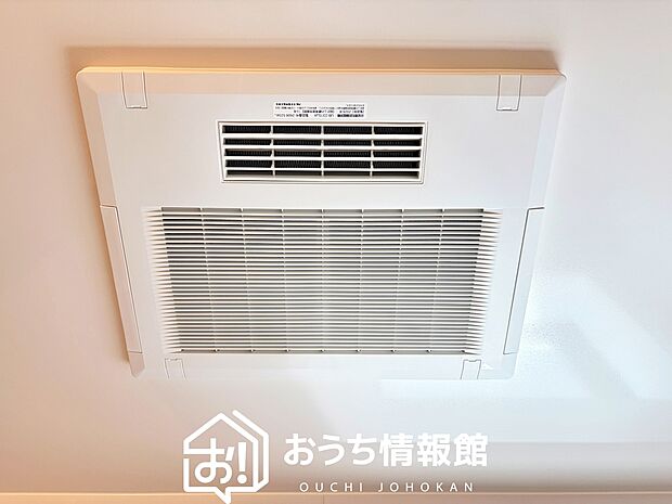 【電気式浴室暖房換気乾燥機】寒い冬場はあたたかく、暑い夏場は扇風機のような心地よさです。
雨の日は、浴室が衣類乾燥スペースになります。
