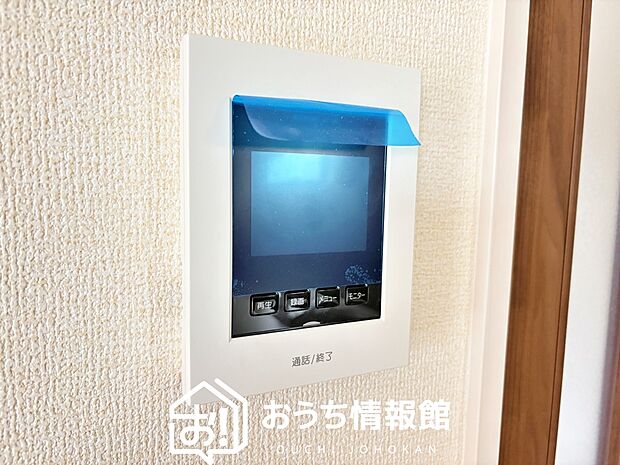 【TVモニター付インターホン】録画機能付きで、自動録画のほか、手動録画もできます。
受話、呼出音量の調整、明るさ調整が可能です。また、来訪者をズーム機能でズームアップして確認できます。
