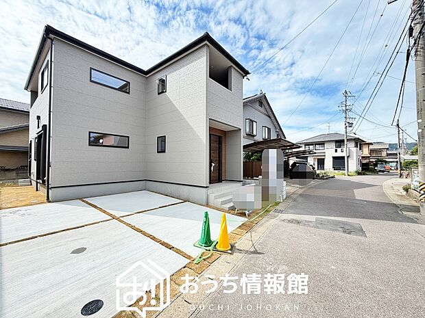 【現地写真(前道含む外観)】軽くて火災に強い屋根材を採用し、地震時の建物への負担や揺れを軽減しています。