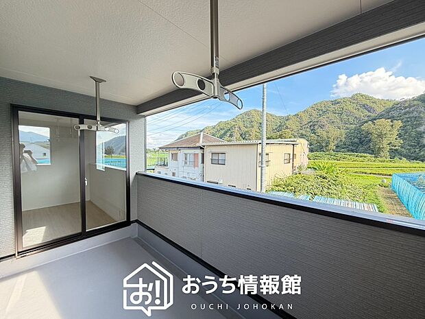 【バルコニー】奥行きが広く、洗濯物をゆったりと干せる十分な広さで、家族の洗濯も捗ります。