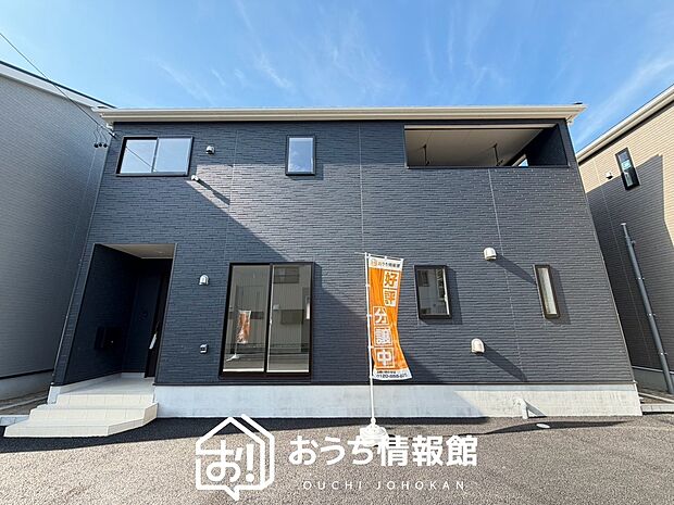 【現地写真(外観)【2号地】】軽くて火災に強い屋根材を採用し、地震時の建物への負担や揺れを軽減しています。